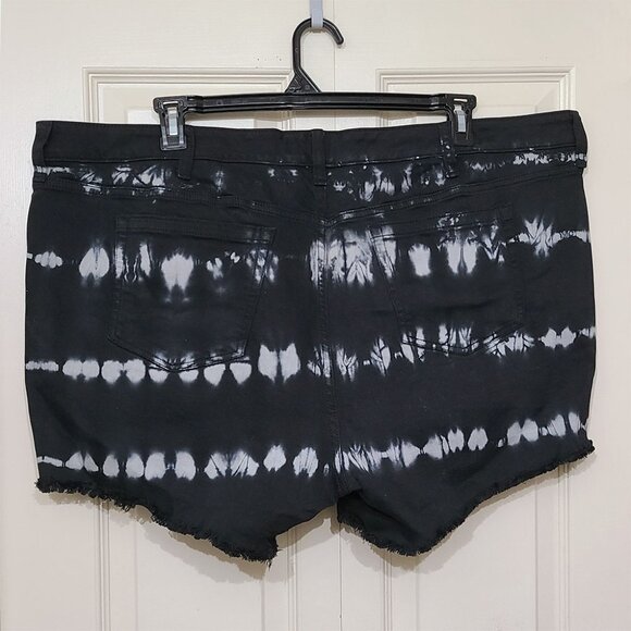 🆕️ Torrid Black Tie Dye 5-Inch Vintage Stretch Mid-Rise Denim Jean Shorts - Picture 4 of 4